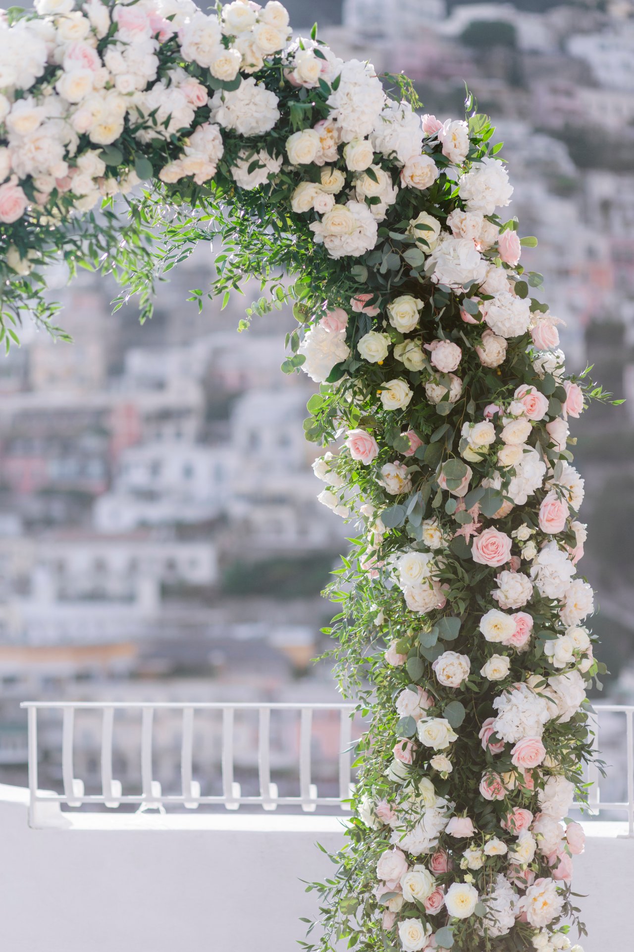 destination-wedding-positano-flowers-arch-details